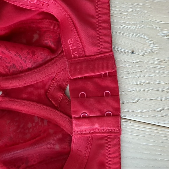 NWT Size 36C Liz Claiborne Red Bra Soft Touch Lining Full Support - Picture 4 of 12